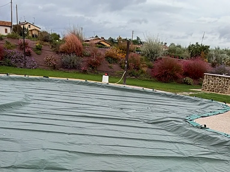 Telo invernale con tubolari installato da 3A Piscine su una piscina a forma libera